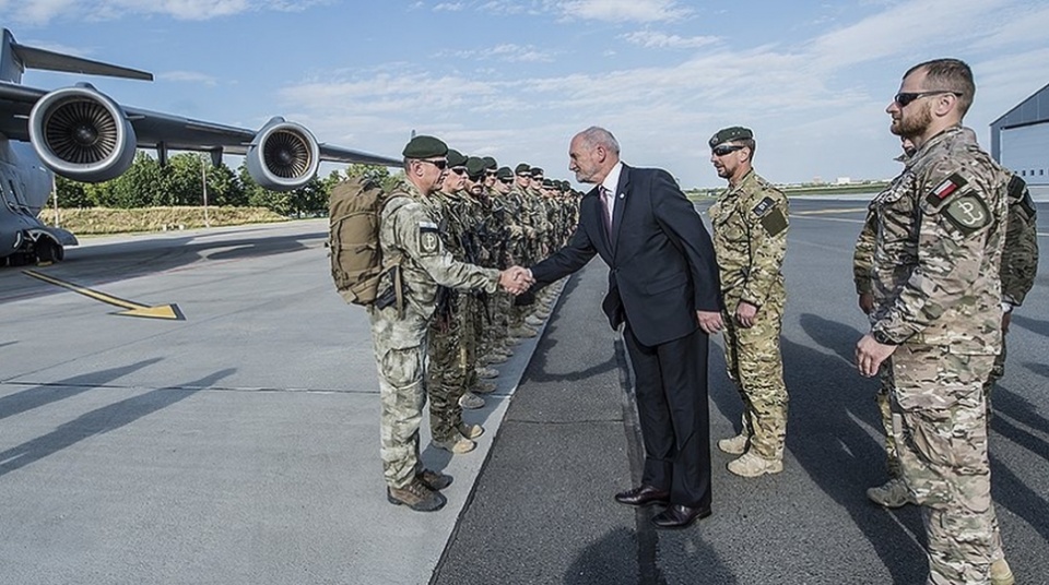 Około 50 polskich komandosów wylądowało w sobotę na wrocławskim lotnisku. Powitał ich minister obrony narodowej. Fot. www.twitter.com/mon_gov_pl