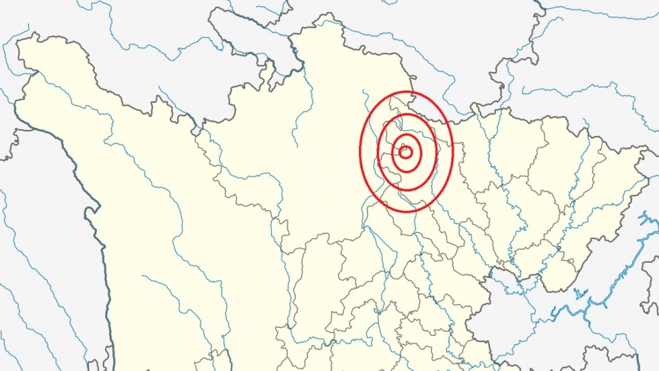 Lokalne władze zmniejszyły liczbę osób uznawanych za zaginione po tym jak kilkunastu mieszkańców zasypanej wsi Xinmo udało się zlokalizować poza miejscem katastrofy. źródło: en.wikipedia.org