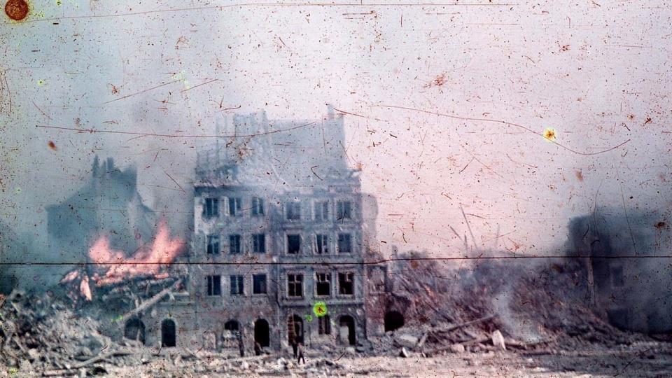 Rynek Starego Miasta w płomieniach powstańczych walk, sierpień 1944. Źródło fot.: www.wikipedia.org/Tom5551