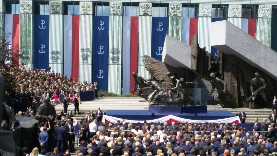 Donald Trump przemawia przed pomnikiem Powstania Warszawskiego. Fot. twitter.com/MON_GOV_PL