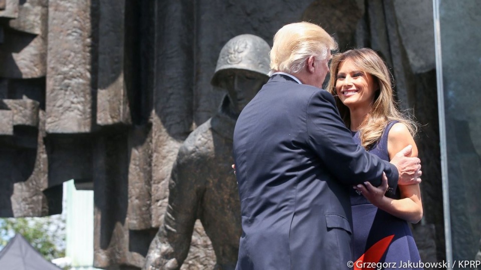 Donald Trump przemawia przed pomnikiem Powstania Warszawskiego. Fot. Grzegorz Jakubowski / KPRP