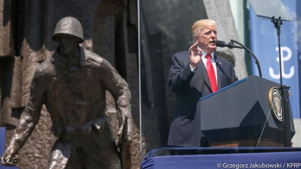 Donald Trump przemawia przed pomnikiem Powstania Warszawskiego. Fot. Grzegorz Jakubowski / KPRP, www.prezydent.pl