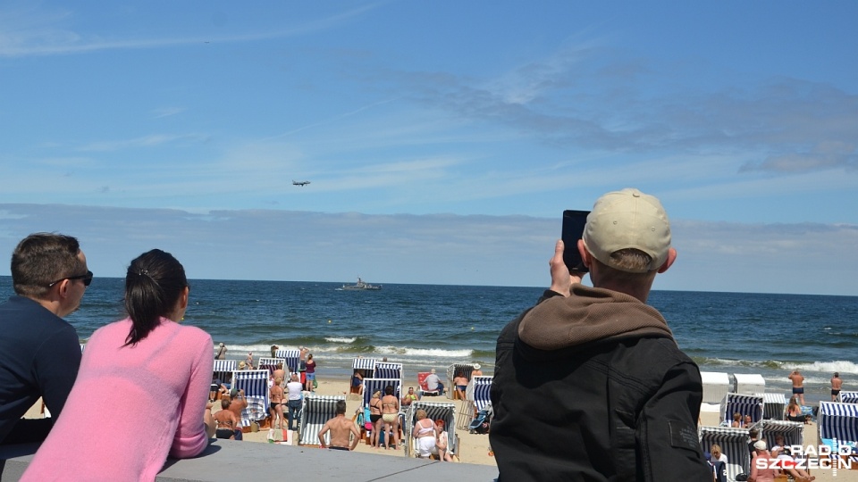 Dwa myśliwsko-bombowe samoloty Su-22 przeleciały w samo południe nad kołobrzeską plażą. Fot. Przemysław Polanin [Radio Szczecin]