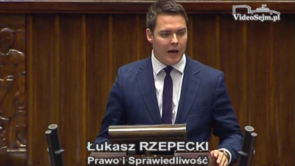 W trakcie pierwszego czytania projektu w Sejmie poseł PiS Łukasz Rzepecki ocenił, że propozycja wniesiona przez jego ugrupowanie jest "zła, antyludzka i antyobywatelska". źródło: VideoSejm.pl