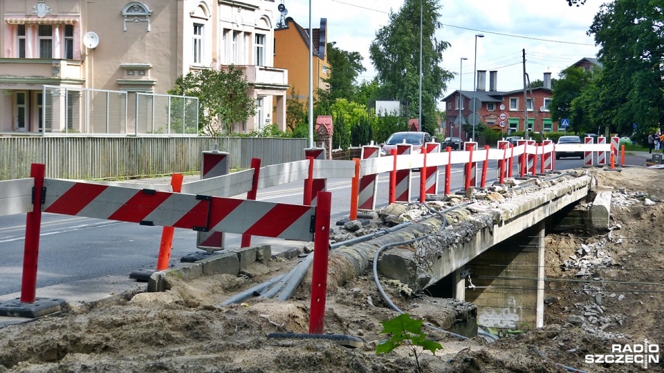 Przebudowa wiaduktu w Mścięcinie kosztować będzie ponad 4,5 mln złotych. Docelowo zniknie w tym miejscu ograniczenie do 30 ton, a most zostanie poszerzony i powstanie na nim ścieżka rowerowa. Fot. Adam Wosik [Radio Szczecin]