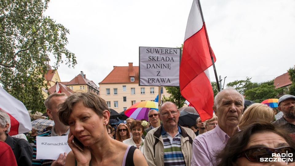 Pikietujący zawiesili też na drzwiach siedziby PiS w Szczecinie plakat z Temidą, po to, by przypomnieć jak ważna jest sprawiedliwość. Fot. Weronika Łyczywek [Radio Szczecin]