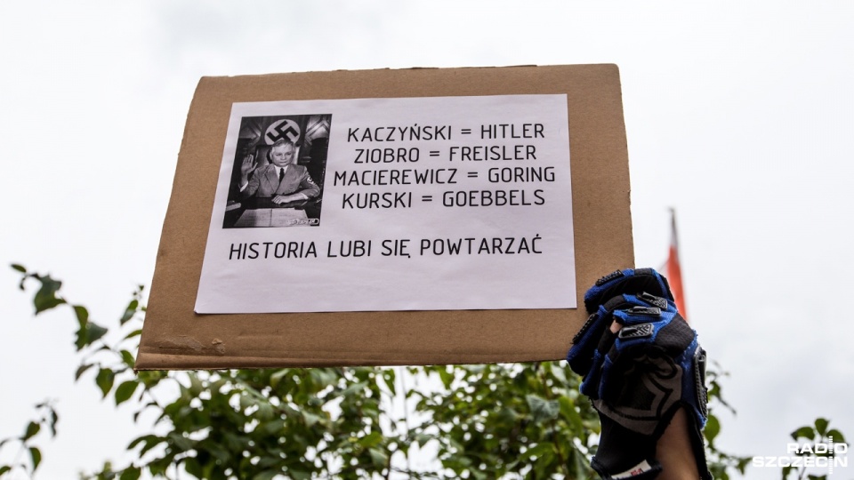"Kaczyński = Hitler, Ziobro = Freisler, Macierewicz = Goering, Kurski = Goebbels". Obok zdjęcie prezesa PiS w hitlerowskim mundurze na tle flagi ze swastyką. I podpis: "Historia lubi się powtarzać" - tak wyglądał transparent, z którym przyszedł na manifes
