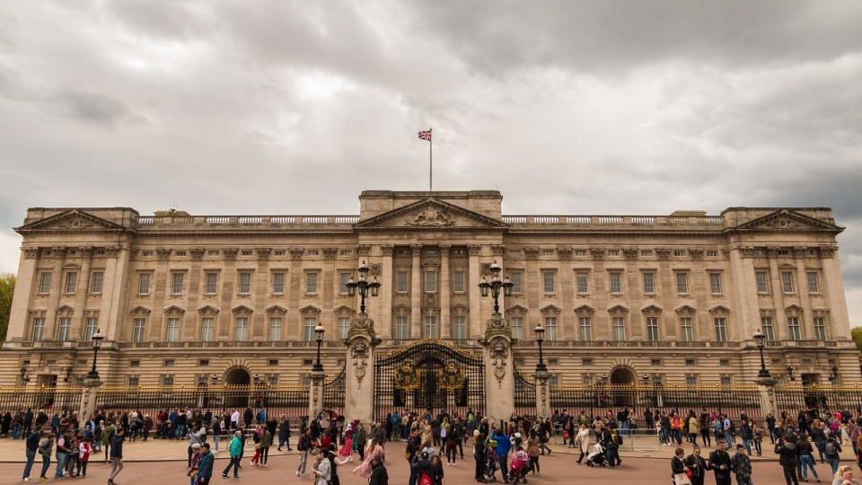 Buckingham Palace, oficjalna londyńska rezydencja brytyjskich monarchów. Fot. pixabay.com / Felix_Broennimann (CC0 domena publiczna)
