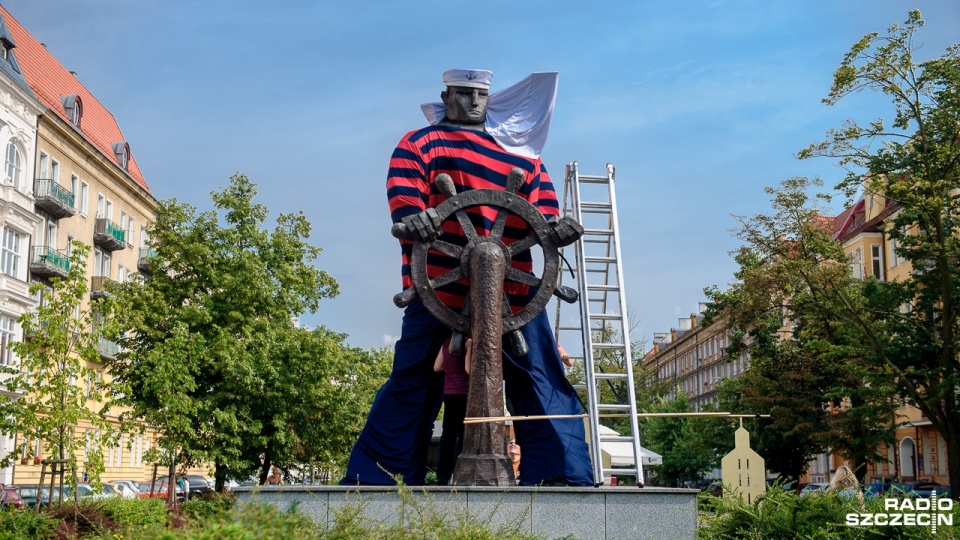 Marynarz stojący w szczecińskiej Alei Fontann ma już odświętny strój. Fot. Olaf Nowicki [Radio Szczecin]