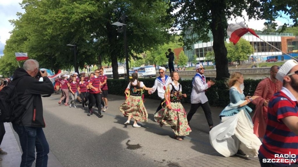 Załogi szczecińskich jednostek biorących udział w regatach. Parada w Turku. Fot. Katarzyna Wolnik-Sayna [Radio Szczecin]