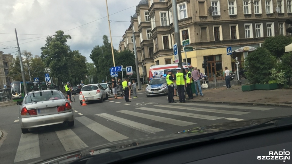 Dwa samochody zderzyły się na skrzyżowaniu alei Piastów z ulicą Jagiellońską w Szczecinie. Fot. Sebastian Roszkowski [Radio Szczecin]