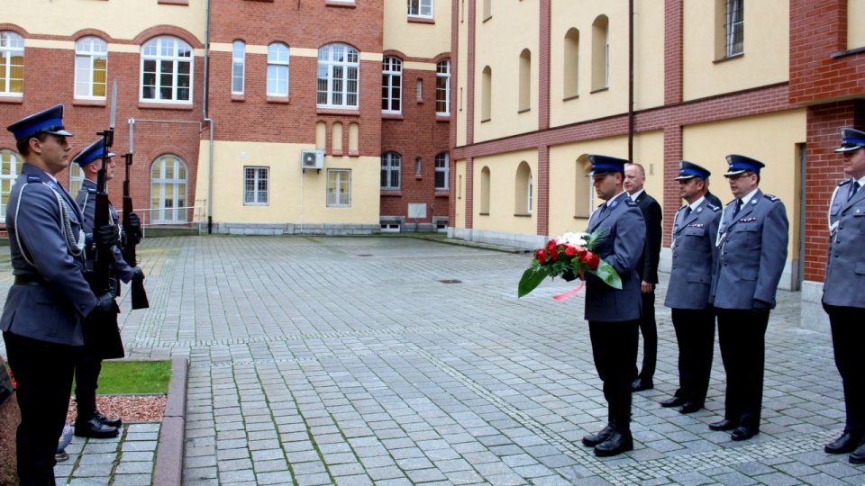 Tegoroczne uroczystości z okazji 98 rocznicy powstania Polskiej Policji rozpoczęły się w garnizonie zachodniopomorskim od złożenia kwiatów pod tablicą poświęconą policjantom, którzy wierni Rzeczypospolitej, stojąc na straży bezpieczeństwa, honoru i prawa