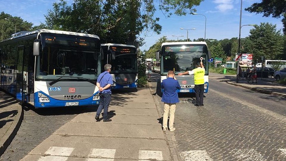 W środę straż miejska zatrzymała na granicy pięć autobusów spółki Usedomer Bader Bahn. Fot. Sławomir Ryfczyński, iswinoujscie.pl