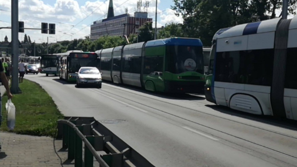 Autobus komunikacji miejskiej i samochód osobowy zderzyły się na ulicy Energetyków w Szczecinie. Fot. Internautka Magda