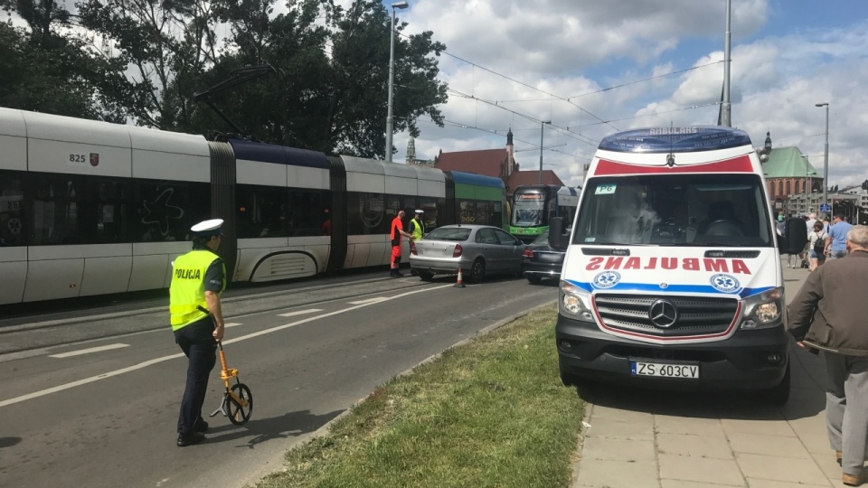 Autobus komunikacji miejskiej i samochód osobowy zderzyły się na ulicy Energetyków w Szczecinie. Fot. Katarzyna Świerczyńska