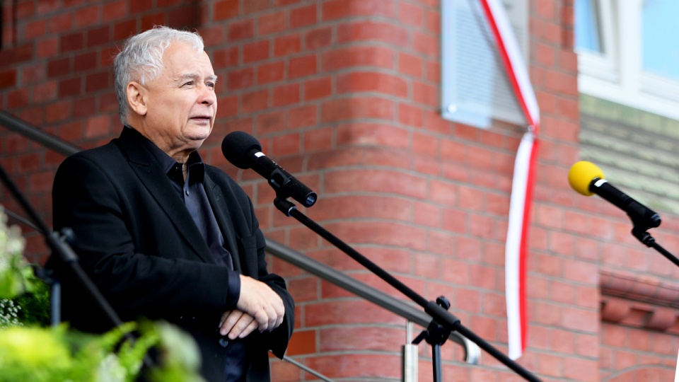 Jarosław Kaczyński przypomniał czasy, gdy Piotr Jania był członkiem Komitetu Strajkowego w porcie szczecińskim w sierpniu 1988 roku. Fot. Łukasz Szełemej [Radio Szczecin]