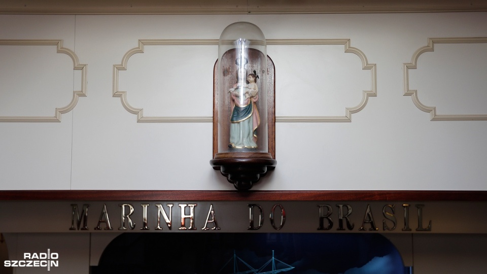 Replika figurki Matki Bożej Nadziei na żaglowcu "Cisne Branco". Fot. Weronika Łyczywek [Radio Szczecin]