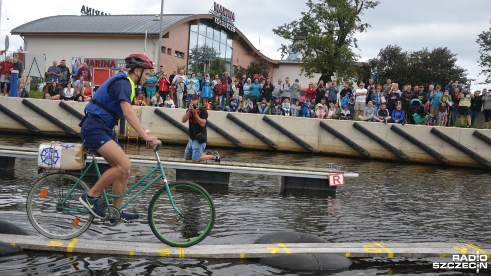 W kołobrzeskim porcie jachtowym rywalizowano w jeździe rowerem po desce położonej na wodzie. Fot. Przemysław Polanin [Radio Szczecin]