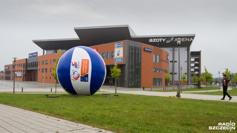 Ostatecznie reklamowa, czterometrowa piłka stanęła w środę o 13 przed halą Azoty Arena czyli tam, gdzie zagrają siatkarze podczas Euro. Fot. Weronika Łyczywek [Radio Szczecin]