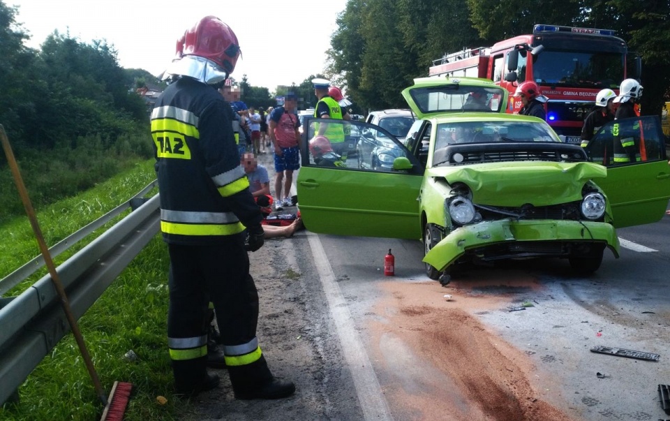 Na drodze krajowej nr 11 w miejscowości Mścice doszło do wypadku drogowego z udziałem dwóch samochodów osobowych. Fot. Adam Wójcik