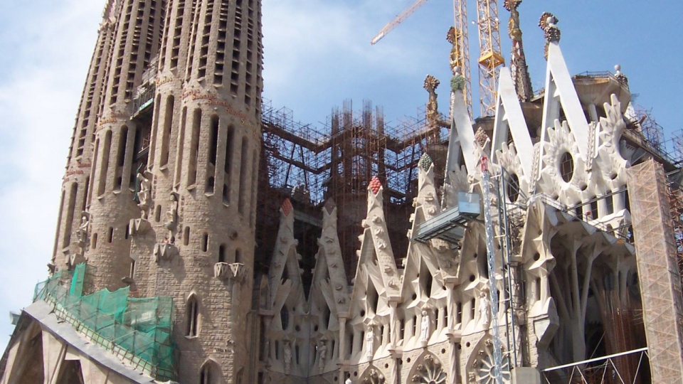 Pojawiły się informacje, że grupa mogła chcieć zaatakować słynną bazylikę Sagrada Familia, która jest jednym z najbardziej znanych na świecie symboli Barcelony. źródło: pl.wikipedia.org/wiki/Sagrada_Família