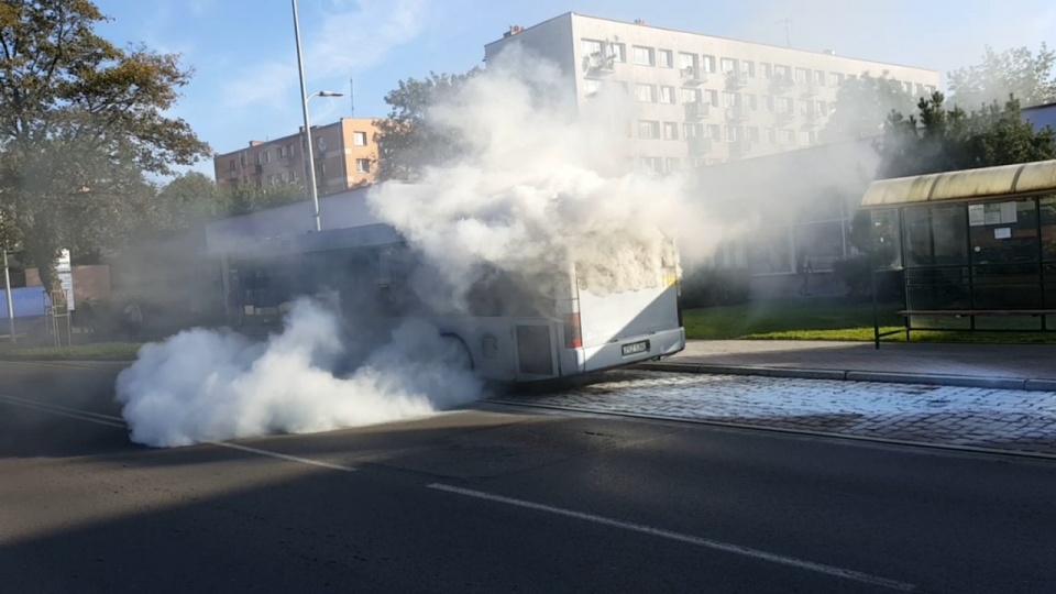 Autobus komunikacji miejskiej zapalił się w środę rano w Szczecinku. Fot. iszczecinek.pl
