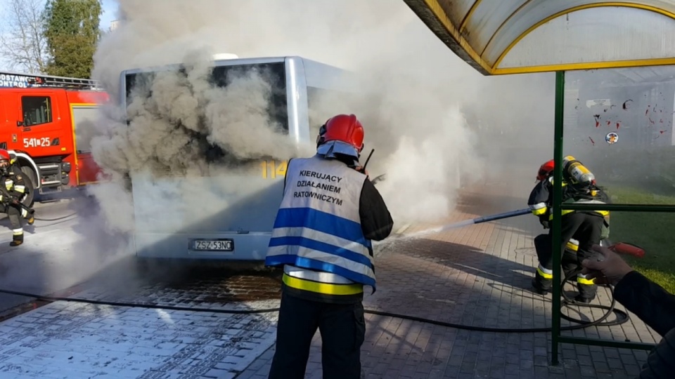 Autobus komunikacji miejskiej zapalił się w środę rano w Szczecinku. Fot. iszczecinek.pl