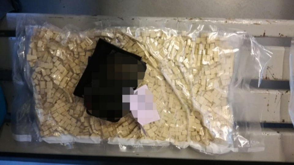 Ponad cztery tysiące tabletek ekstazy znaleźli przy 23-letnim mężczyźnie funkcjonariusze opolskiego CBŚP. Źródło fot.: www.cbsp.policja.pl
