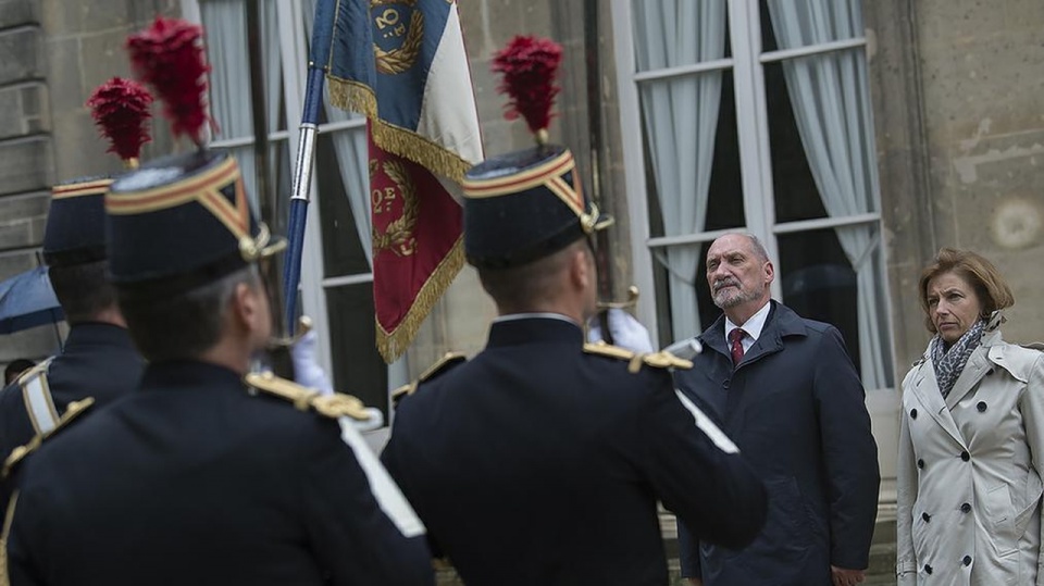 Minister obrony narodowej Antoni Macierewicz z wizytą w Paryżu. Fot. por. Robert Suchy/CO MON, źródło: www.mon.gov.pl