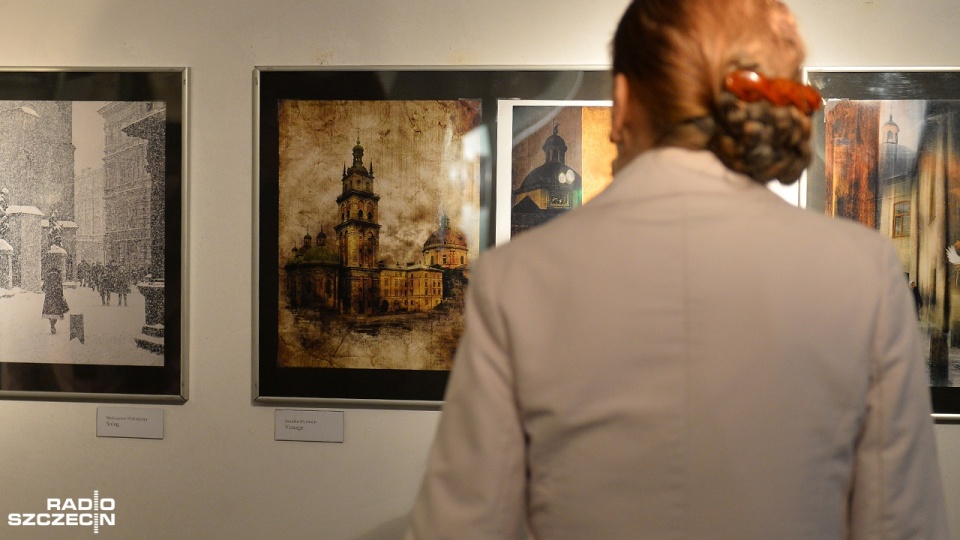 Artystów łączy to, że mieszkają we Lwowie i miasto to jest dla nich największą inspiracją. Wystawiane są portrety, zdjęcia architektury czy koncertów. Fot. Łukasz Szełemej [Radio Szczecin]