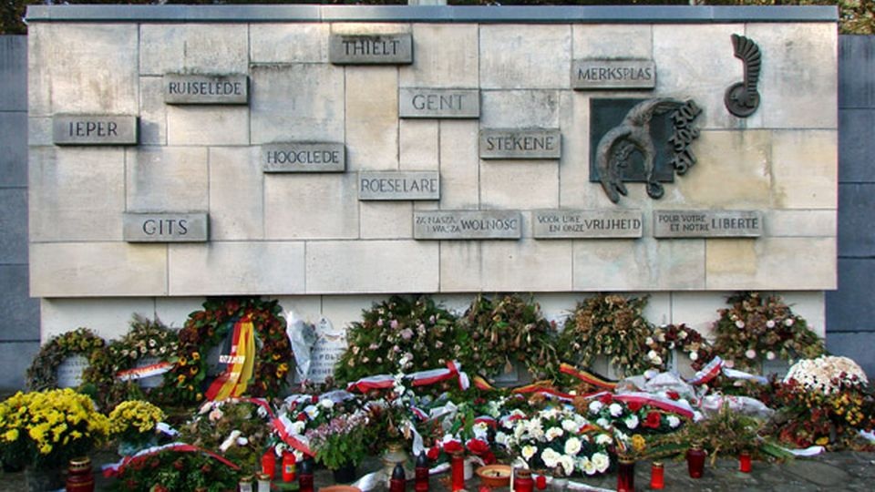 Po mszy świętej hołd polskim żołnierzom oddano także na Polskim Cmentarzu Wojennym w Lommel, największym w Belgii, gdzie pochowano 257 polskich żołnierzy. Fot. www.polishairforce.p