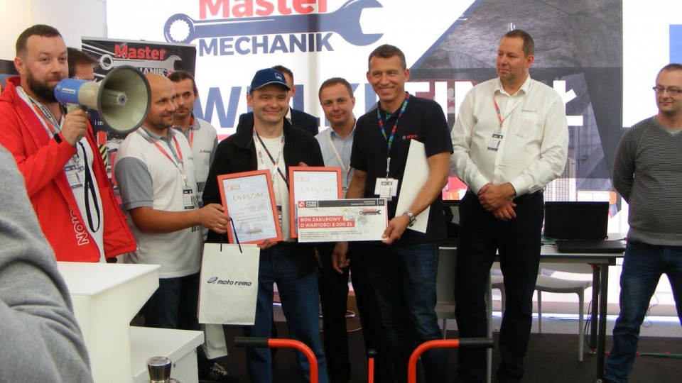 Paweł Smoliński (w czapce) zajął drugie miejsce w konkursie Master Mechanik 2017. Fot. Archiwum prywatne