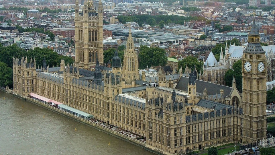 Pałac Westminsterski w Londynie, siedziba brytyjskiej Izby Gmin, Izby Lordów oraz urzędów z nimi związanych. Fot. pixabay.com / skeeze (CC0 domena publiczna)