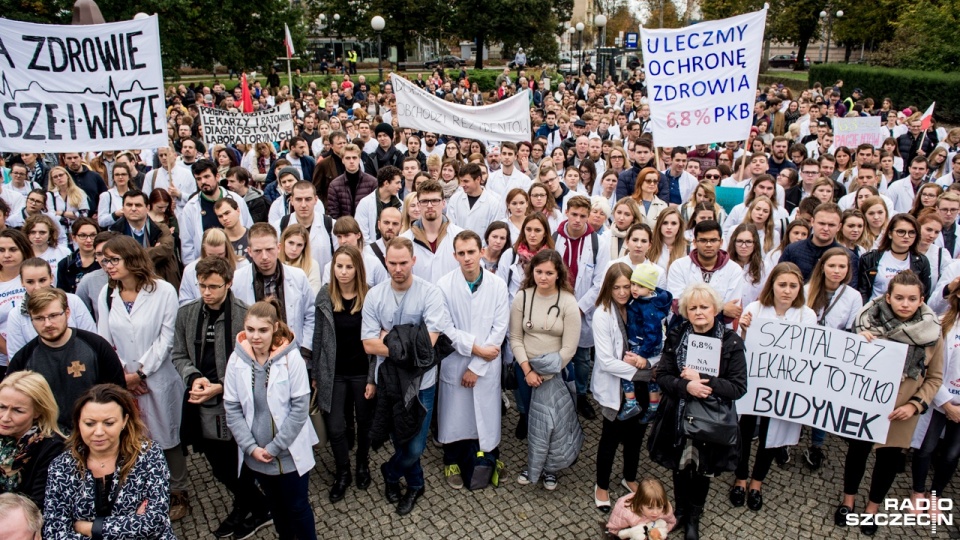 Manifestacja poparcia dla protestujących lekarzy-rezydentów. Fot. Olaf Nowicki [Radio Szczecin]
