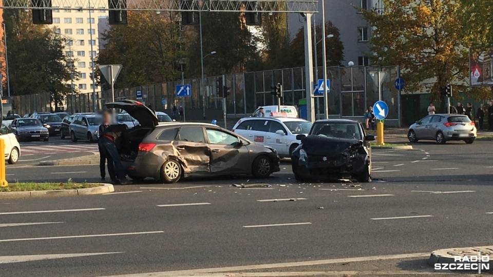 Dwa samochody osobowe zderzyły się na skrzyżowaniu ul. Wszystkich Świętych i Chopina w Szczecinie. Fot. Andrzej Ćwirko [Radio Szczecin]
