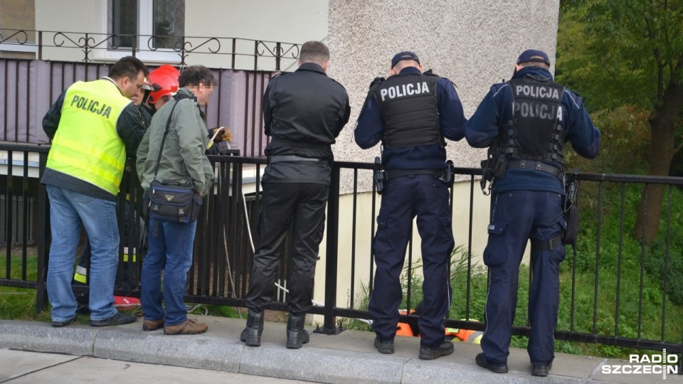 Policja w miejscu wyłowienia ciała kobiety. Fot. Przemysław Polanin [Radio Szczecin]