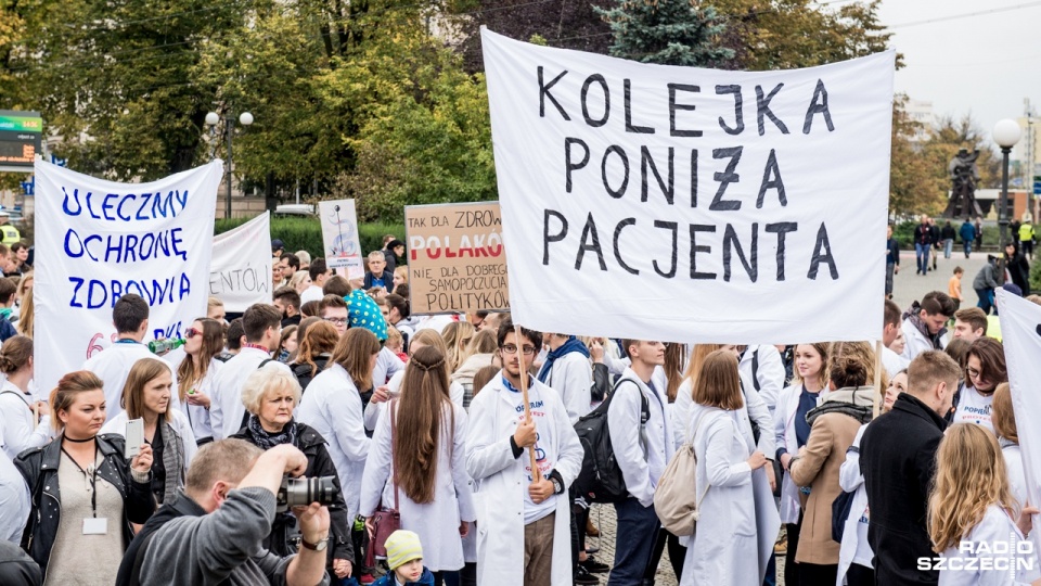 Manifestacja poparcia dla protestujących lekarzy rezydentów w Szczecinie. Fot. Olaf Nowicki [Radio Szczecin/Archiwum]