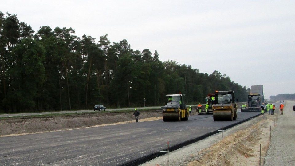 Pierwsze warstwy asfaltowej nawierzchni można już zobaczyć na trasie S6 budowanej między Goleniowem a Sianowem. Fot. GDDKiA/Oddział Szczecin