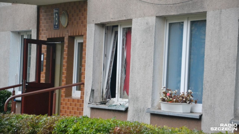 Na parapecie mieszkania w bloku przy ulicy Grochowskiej pozostawiono materiały pirotechniczne. Wybuch wybił okno i uszkodził mieszkanie. Fot. Przemysław Polanin [Radio Szczecin]