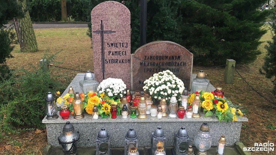 Zapalenie znicza to wyraz pamięci także o tych, których się nie znało - tłumaczył mieszkaniec Goleniowa, przy tamtejszym pomniku w hołdzie Sybirakom. Fot. Dawid Siwek [Radio Szczecin]