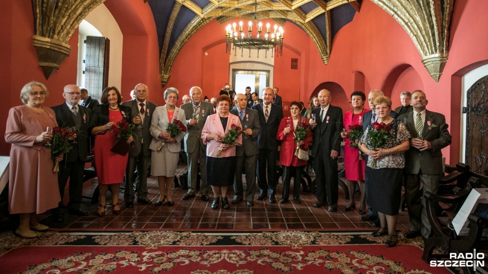 14 par otrzymało w poniedziałek od prezydenta Szczecina Piotra Krzystka medale za długoletnie pożycie małżeńskie. Fot. Weronika Łyczywek [Radio Szczecin]