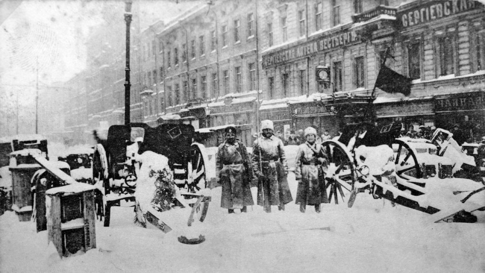 Barykady na Prospekcie Litiejnym w Piotrogrodzie w czasie rewolucji lutowej. Fot. www.wikipedia.org (domena publiczna)