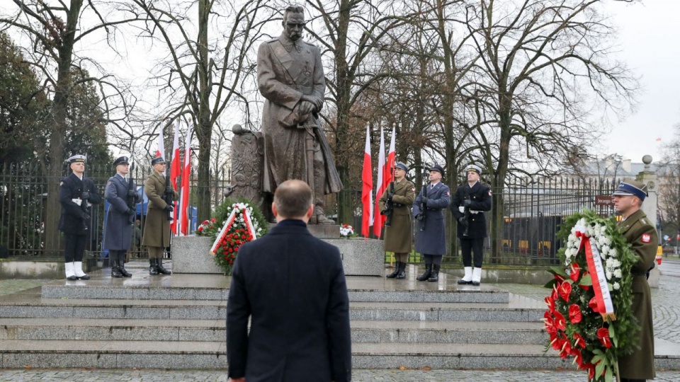 Prezydent Andrzej Duda złożył w sobotę rano wieniec przed pomnikiem Marszałka Józefa Piłsudskiego przy Belwederze. Fot. Jakub Szymczuk / KPRP
