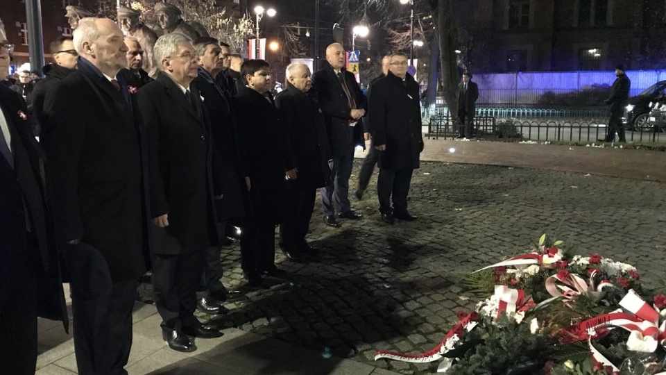 Prezes PiS oraz delegacja PiS złożyli kwiaty przed pomnikiem Józefa Piłsudskiego w Krakowie. Źródło fot.: www.twitter.com/pisorgpl