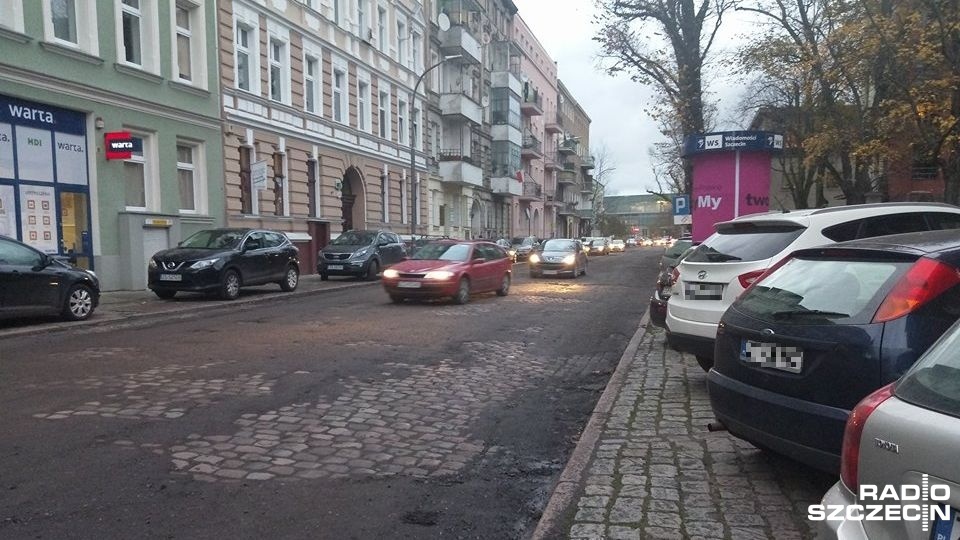 Po zerwaniu asfaltu prace przerwane są np. w części ulicy Niedziałkowskiego. Fot. Kamil Nieradka [Radio Szczecin]