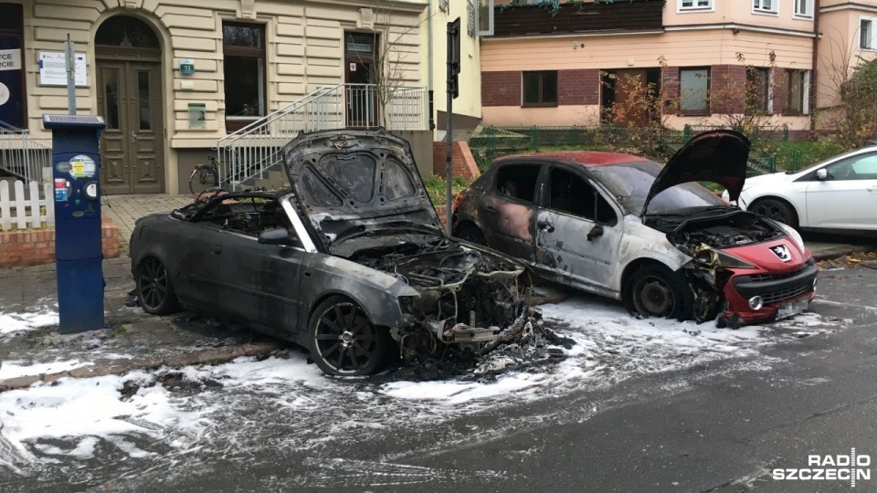 Dwa samochody spłonęły w nocy na ulicy Śląskiej w Szczecinie. Fot. Dawid Siwek [Radio Szczecin]
