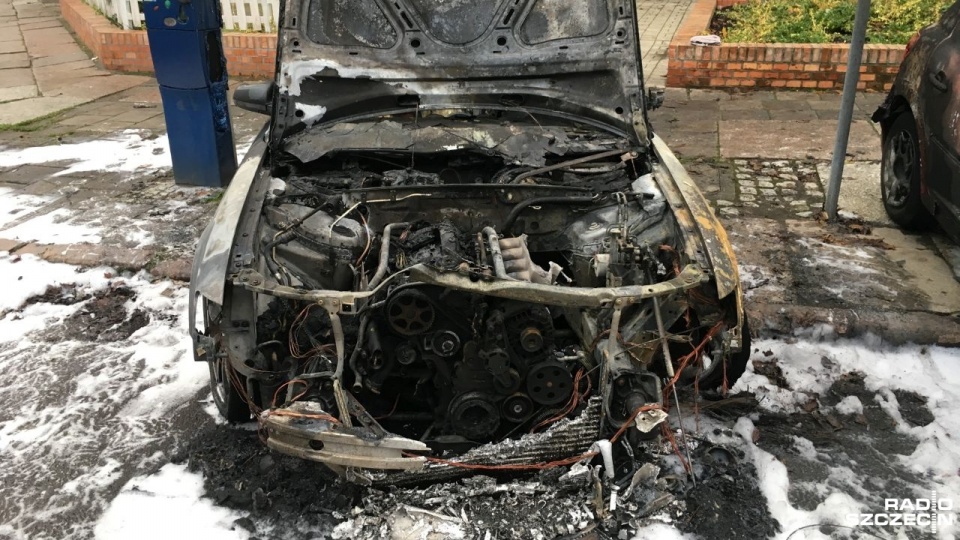 Dwa samochody spłonęły w nocy na ulicy Śląskiej w Szczecinie. Fot. Dawid Siwek [Radio Szczecin]