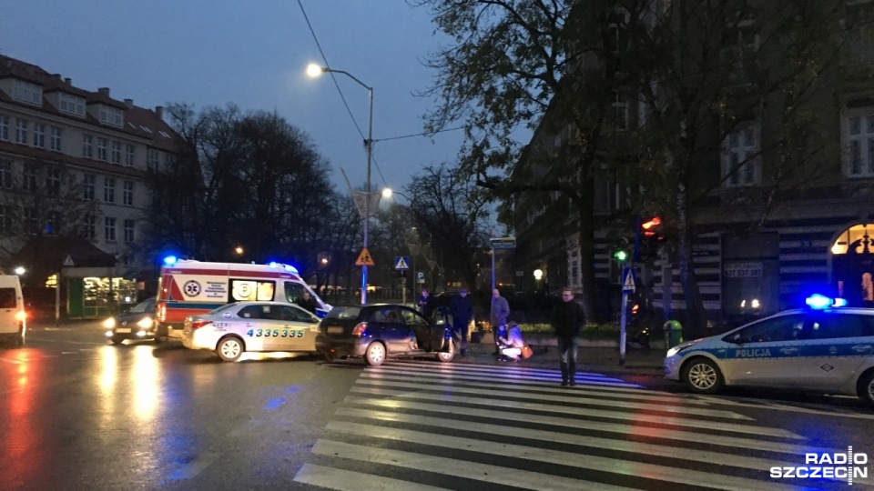 Dwa samochody osobowe zderzyły się na skrzyżowaniu ulic Monte Cassino i Wielkopolskiej w Szczecinie. Fot. Dawid Siwek [Radio Szczecin]