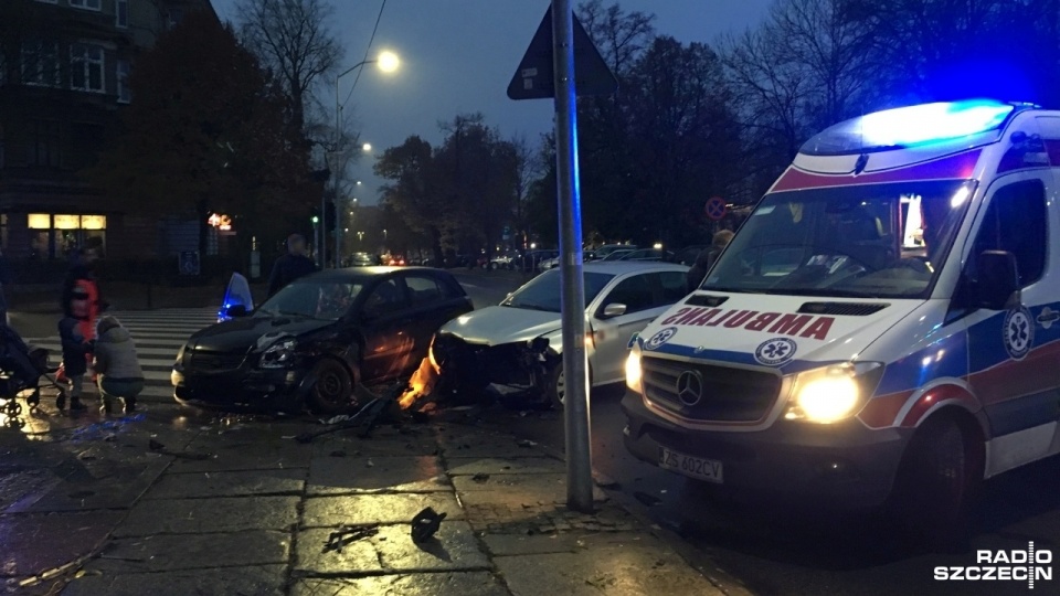 Dwa samochody osobowe zderzyły się na skrzyżowaniu ulic Monte Cassino i Wielkopolskiej w Szczecinie. Fot. Dawid Siwek [Radio Szczecin]