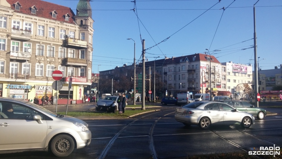 Przed godziną 10 na placu Kościuszki, w kierunku Turzyna, samochód osobowy zderzył się z Volkswagenem Transporterem, trzecie auto uderzyło w latarnię. Fot. Marek Borowiec [Radio Szczecin]